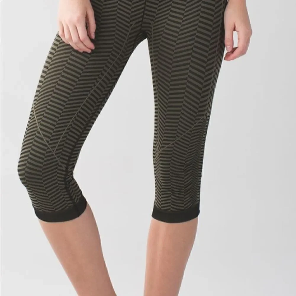 Lululemon in the flow crop ll heathered fatigue green